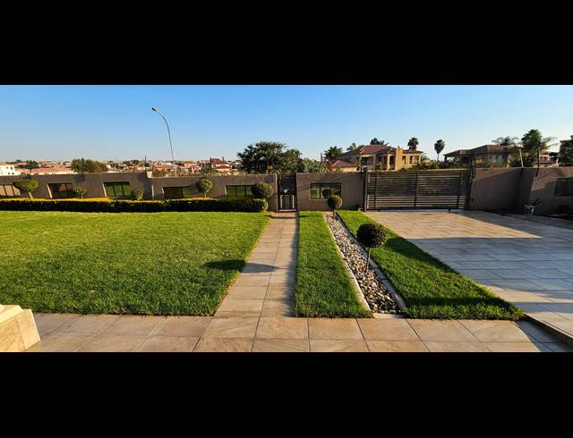 5 BEDROOM HOUSE FOR SALE IN SERALA VIEW
